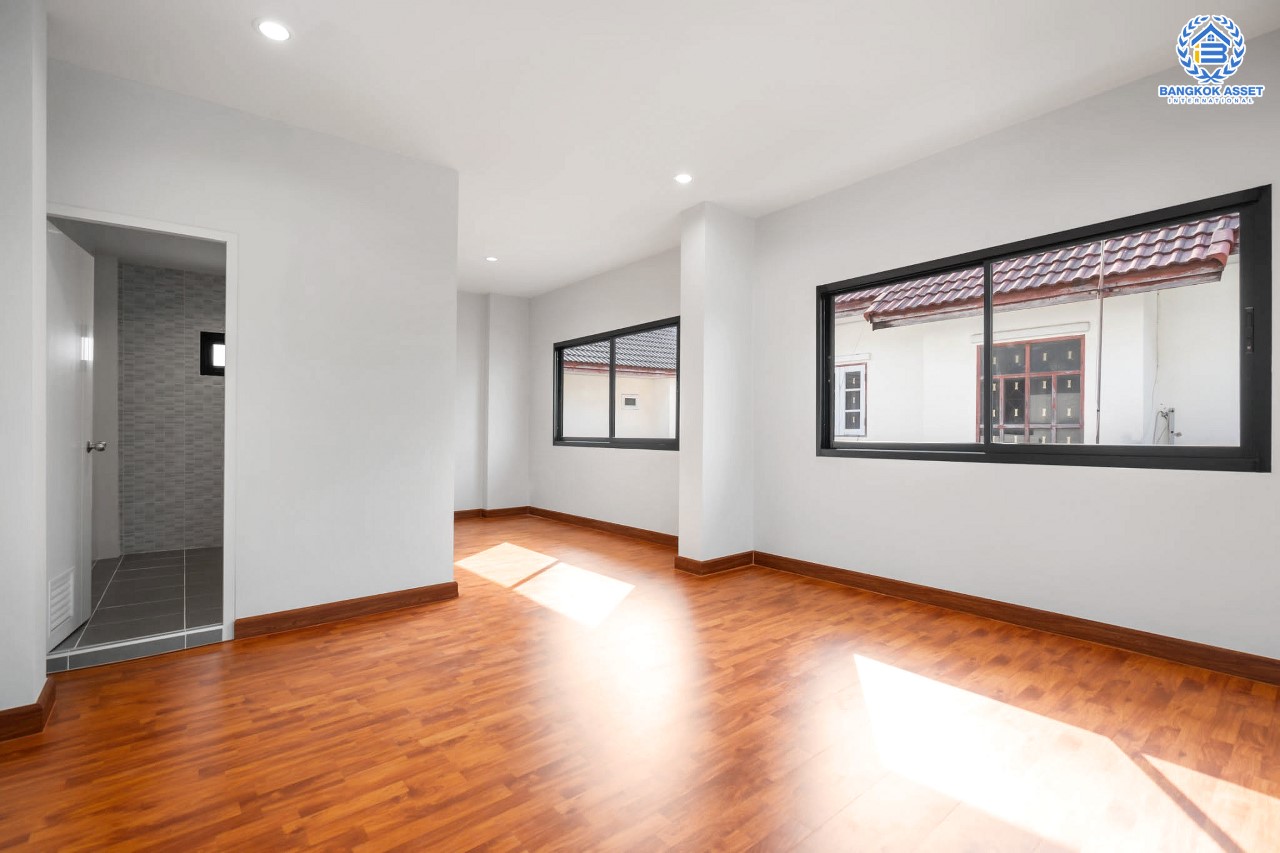 บ้านมือสองตกแต่งใหม่ ม.ลภาวัน9 ชัยพฤกษ์-ปากเกร็ด โซนต้นโครงการ เดินทางสะดวก เนื้อที่ 54.7 ตร.ว. ฟังก์ชั่น 3 ห้องนอน 2 ห้องน้ำ 2 ที่จอดรถ ภายในกว้างห้องครัวขนาดใหญ่ ตอบโจทย์คนรักการทำอาหาร บนทำเลที่ดีที่สุด! เชื่อมต่อเมือง ใกล้เซ็นทรัลแจ้งวัฒนะ และรถไฟฟ้าสายสีม่วง "สถานีบางพลู"